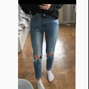  - Snygga jeans med hål från Lager 157. Bara använda 2-3 gånger då de är för stora, så i fint skick. 