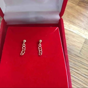  - Bismark 18k äkta ca 1,3gram 