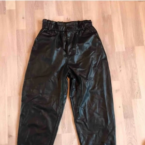 Svarta skinnbyxor Zara - Ett par högmidjade, trendiga och supersnygga skinnbyxor från Zara, såklart fake material. Jätte sköna och bekväma på. Bara testade så dom är helt nya! Köparen står för frakten (60 kr)