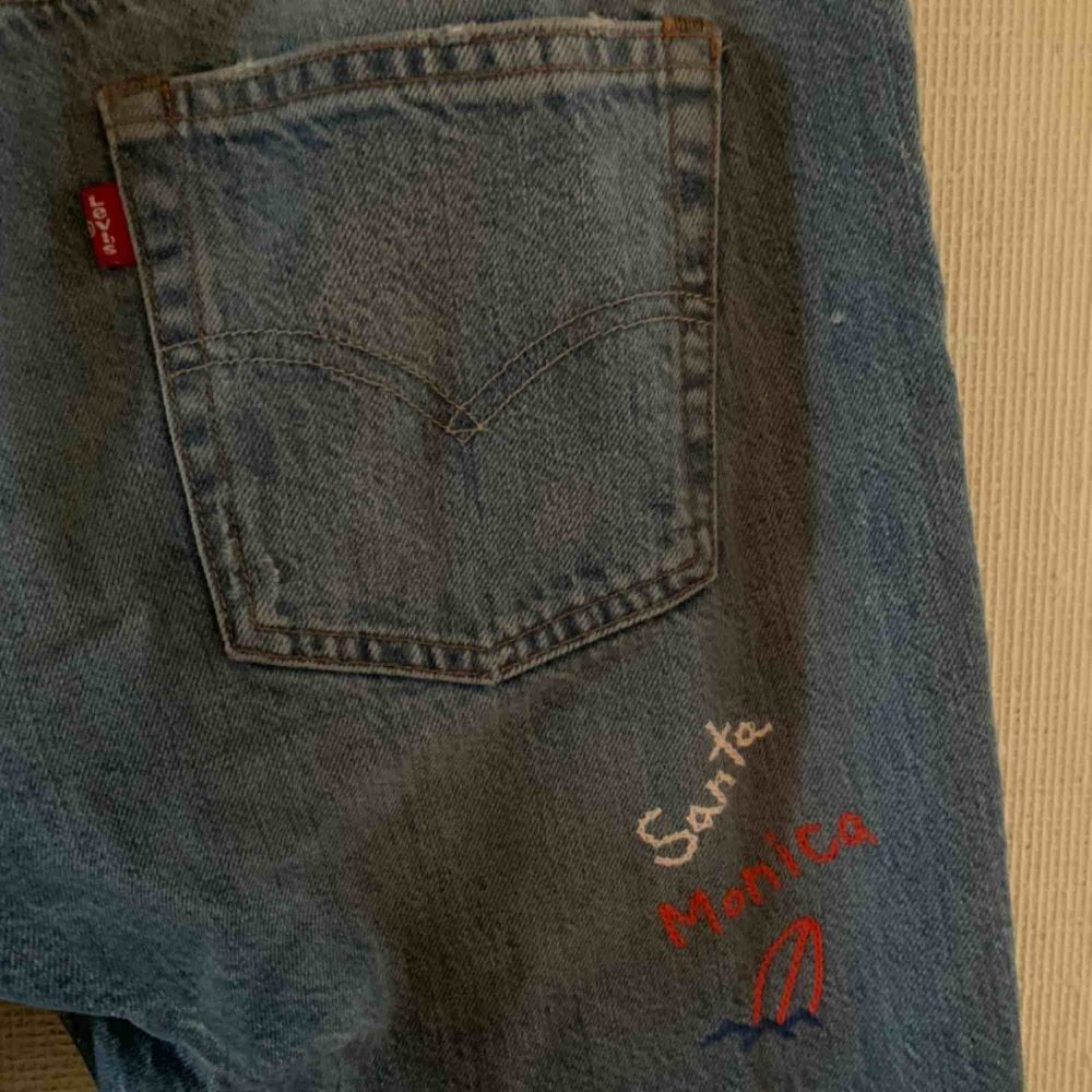 Unika Levis byxor med coola sydda tryck. Vet ej storlek men passar nog en S kanske M. Frakt med spårbar ingår i priset. . Jeans & Byxor.