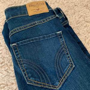 Hollister jeans -högmidja stretch -använd få tal gånger -storlek xs-34   W-24. L-29 -lagom i längden är 165cm  -frakt 59kr -skicka eller möts i Örebro