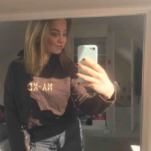  - Bruns tröja med nakd text på bröstet. Sjukt skön och sjukt snygg:)❤️❤️