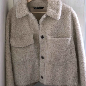  - Oanvänd jacka från Zara 