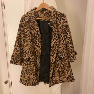  - Leopardjacka från H&M, säljer då den blivit för lite. 120 om inte annat bud+frakt