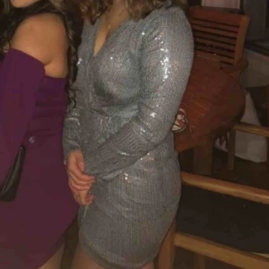  - säljer min fina nyårsklänning från nelly! använd en gång, möts i gävle eller fraktar priser kan diskuteras på alla plagg jag lagt upp också😊