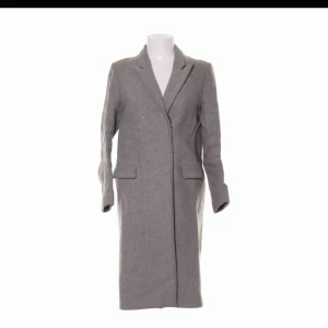  - Snygg Filippa k kappa i ljusgrå, stl XS  Kommer från rök och djurfritt hem