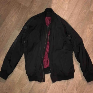  - vanlig bomberjacka från gina, frakt 20kr eller möts upp😊