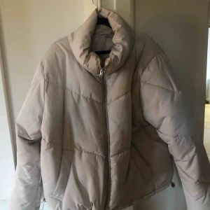  - Dunjacka  Knappt använd  Har en liten fläck i kragen men ska nog gå bort i tvätten 