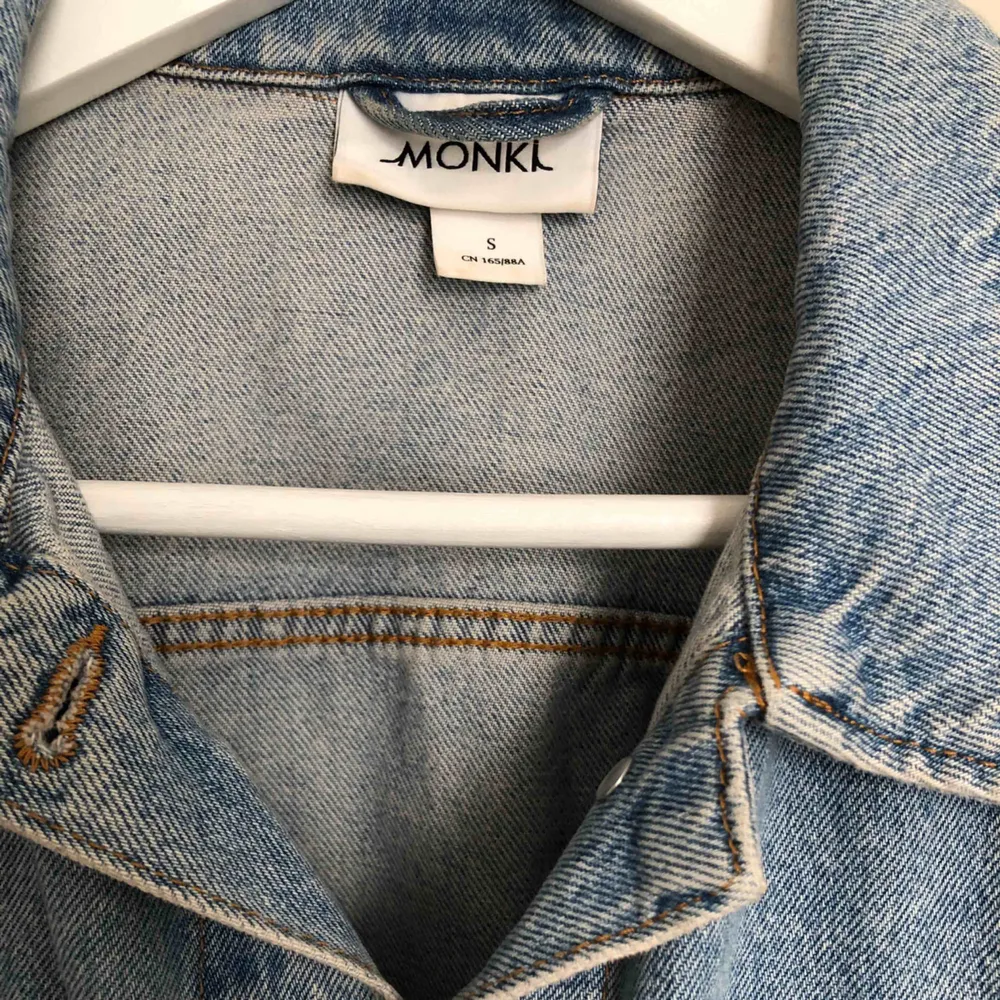 Lite ”oversize” jeansjacka från Monki, använd ca 2 gånger . Jackor.