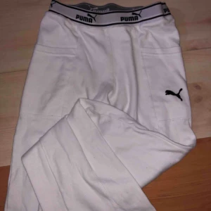  - Dom är använda ett par gånger, men det syns inte. Vita utsvängda byxor från Puma.