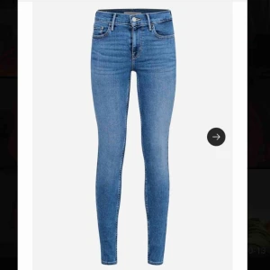  - Säljer ett par snygga Levis jeans i modellen 710 super skinny, använda endast få gånger! Frakt tillkommer