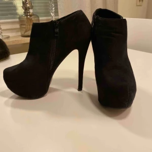  - Svart tight stövlett 12 cm klack med platå, bekväm passform lätta att gå i.