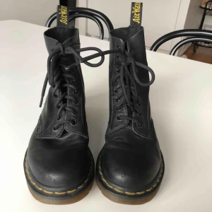 - Dr martens ”Pascal” i storlek 37.  Lite sönder i hälarna men är superlätt att fixa med en skinnlapp man klistrar på, finns hos skomakarna (har gjort det tidigare på andra skor och det sitter som berget).