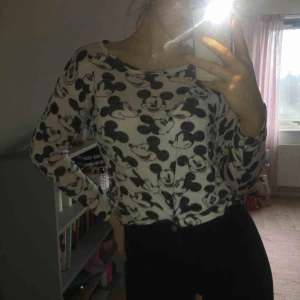  - Tröja med Musse och Mimmi på. Köpt på HM i London från en limited edition- kollektion. Lappen säger XS men då tyget har både stretch och härligt fall passar den både små och stora ❤️