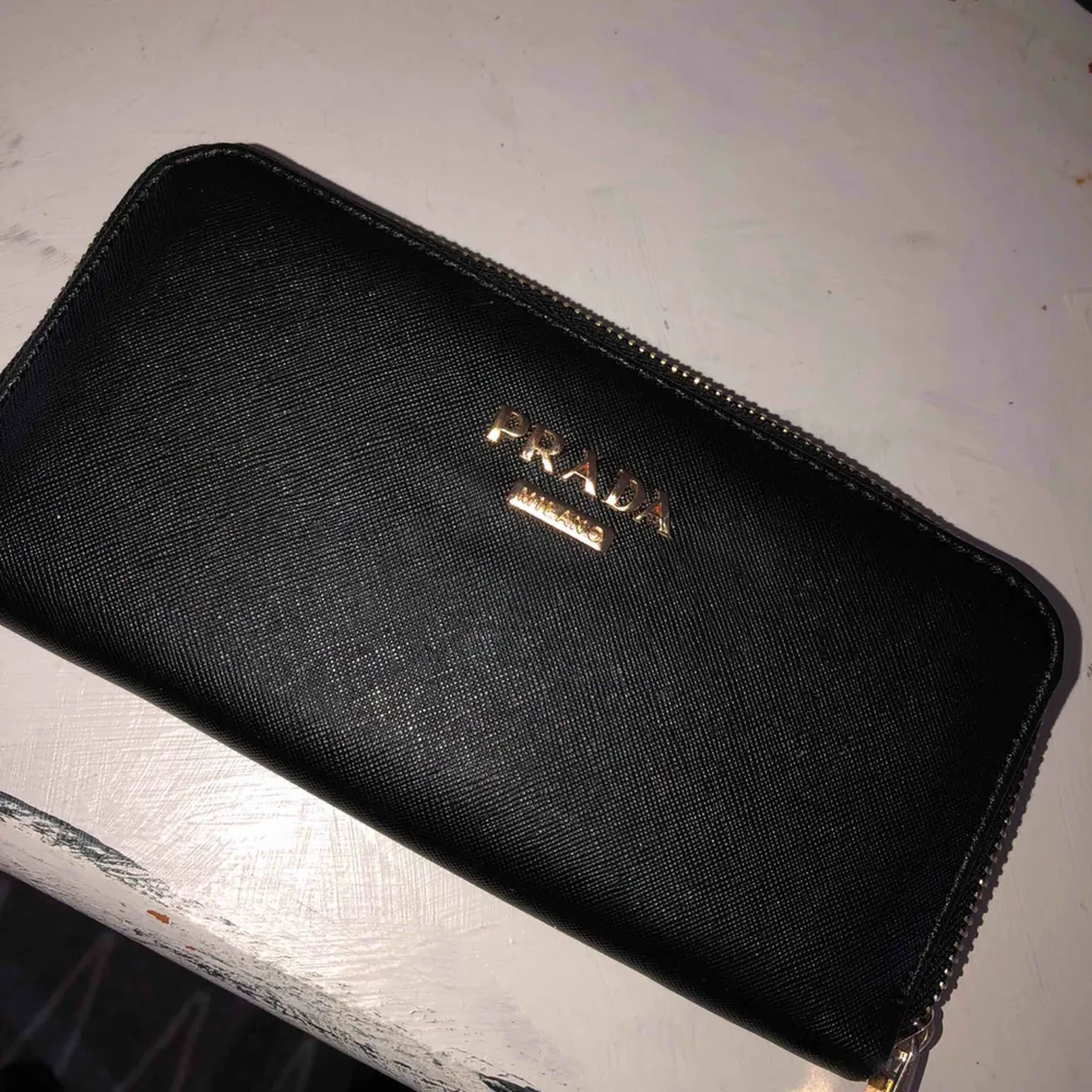 En fake PRADA plånbok, aldrig använd! . Accessoarer.