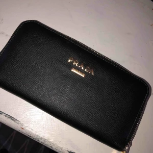  - En fake PRADA plånbok, aldrig använd! 
