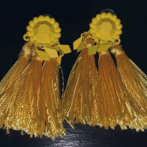  - Gula coola örhängen med ”fransar”. Knappt använda. Fler bilder kan skickas och frakt ingår ej 