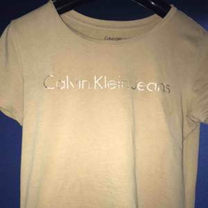 Beige Calvin Klein t shirt. Använd typ 2 gånger så i väldigt bra skick😊
