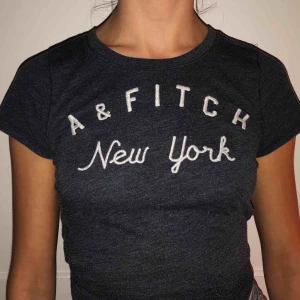  - Använd men i bra skick! Strlk S. Marinblå med vit, silvrig text. Frakt 45kr