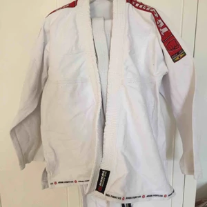  - Bjj/judodräkt, fin kvalité. Komplett dräkt, byxa, jacka, två bälten 
