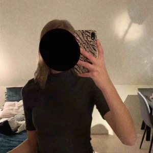  - Väldigt fin lite grå polo t-shirt från Hm. Nyskick då den aldrig kommer till användning. Väldigt skönt lite ribbat material. 💞💞 Frakt tillkommer 