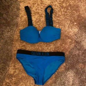  - Toppen är i medium, underdelen är i L Använd 1 gång 