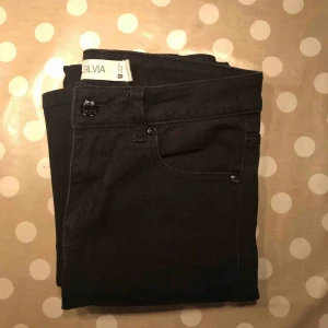  - Svarta Silvia jeans från ginatricot, inte jätte stretchiga men sitter bra. Lite bredare nedtill, men går att vika upp om man vill🌟