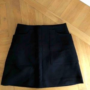 - Jättefin svart kjol från & other stories. Knappt använd och är som ny.  Den har två stora fickor på framsidan och en dragkedja på baksidan.  Nypris: 590kr, mitt pris: 299kr