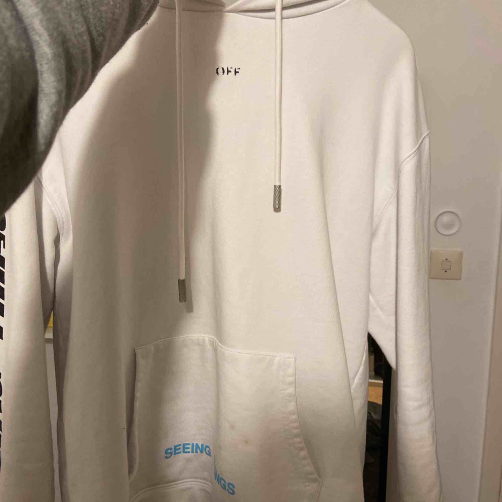 Off-White Hoodie i L, sitter som 