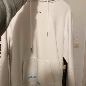  - Off-White Hoodie i L, sitter som en M (ksk krympt i tvätt) köpt för ca 4,6k för ca 1 år sen. Väl använd och tre fläckar på fickan som ej går bort i tvätt (ej försökt bleka). Pris kan diskuteras. Några lösa trådar och tryck har börjat försvinna lite.