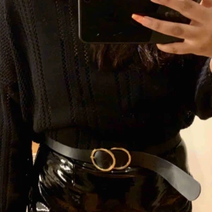  - En väldigt fin lite tunnare stickad tröja som är lite genomskinlig, Helsvart och super snygg att Stylea. Skriv för mer bilder eller andra frågor.