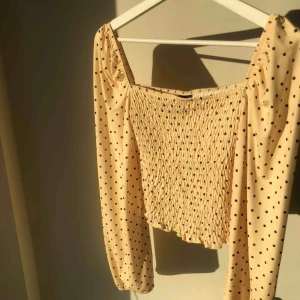  - Så fin gul topp🤍 passar S också. Riktigt fin till våren! Pm för bild med den på<3