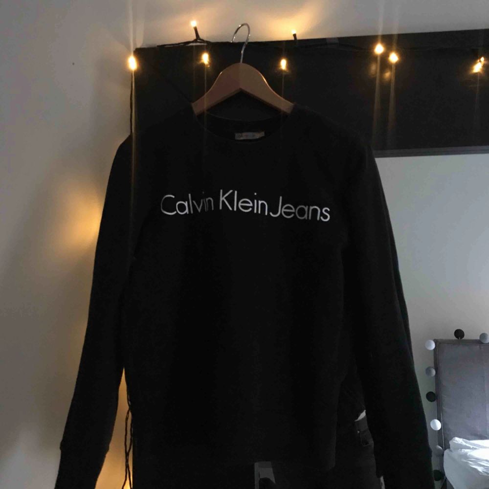 Svart Calvin Klein sweatshirt säljes då den tyvärr inte kommer till användning!:( Frakt på 66 kr tillkommer💓. Huvtröjor & Träningströjor.