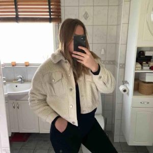  - Så snygg jacka från Zara i strl S. Lite oversized i modellen & är som en jeansjacka fast med teddy päls😍😍 Nypris 700kr