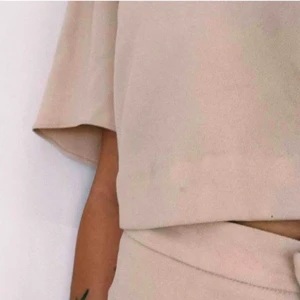 Fint och lyxigt set  - Endast använt ett par gånger. Färgen är som en blandning av första och sista bild, svårt att få med. Rätt utsvängda där nere. Sitter skitsnyggt. Har dock blivit för små! 