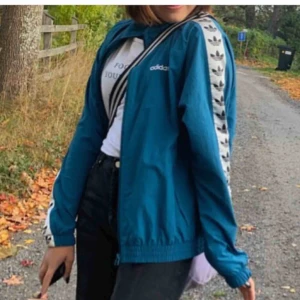  - Adidasjacka som ny. Frakt tillkommer på 50kr