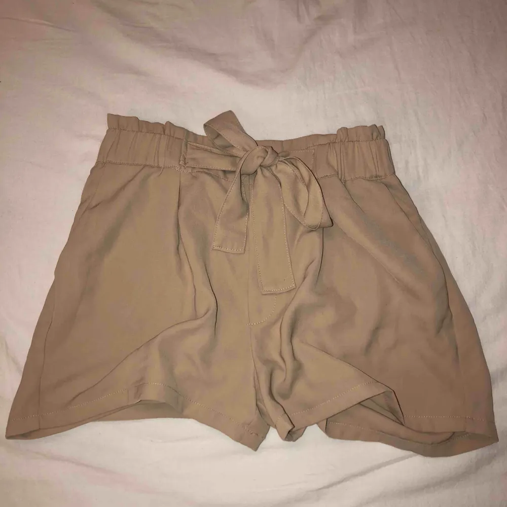 somriga beiga shorts från bikbok, i nyskick!! . Shorts.