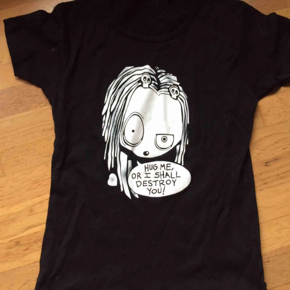 Oanvänd cool statement tshirt i S/M. Frakt: 42 kr i postens påse. T-shirts.