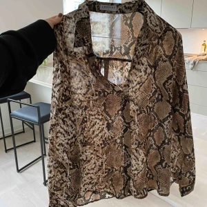  - Blus/ skjorta från loavies. Frakt 63kr tillkommer 