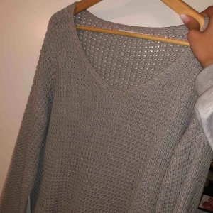 Stickad tröja/klänning - Stickad mysig tröja som går att använda som klänning beroende på hur lång man är. Använd ett fåtal gånger bara 🥰