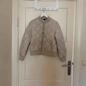  - Säljer denna fina jacka pga har aldrig kommit till användning, köpt för 400 och säljer för 250 + frakt då den nästintill är oanvänd