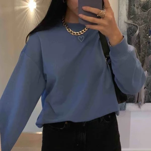  - Ljusblå sweatershirt från Monki