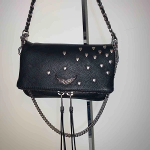  - Säljer min Zadig väska i modellen ”Black Rock Nano Heart Clutch”. Den är slutsåld på Zadigs egna hemsida och kostar annars 2600 i nypris. Den är helt i nyskick och i limited edition. Bud över 1200!⚡️⚡️💗💗💗Dustbag + äkthetsbevis medkommer!