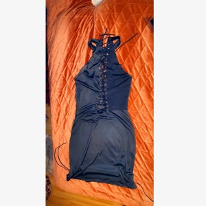  - Klänning med snörning från Madlady i storlek S. Stretchig & sjukt snygg party klänning som inte kommer till användning. Köpt för nått år sedan, därav i bra skick 🎀 