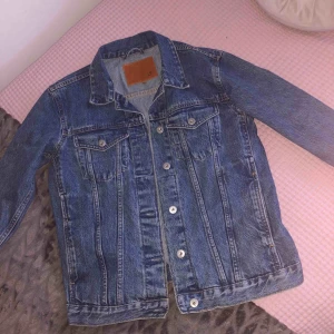  - En blå jeansjacka från lager 157 köptes men användes till en tema fest annars aldrig använd. Väldigt snygg men inte min stil storlek xs