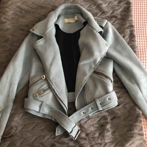  - Blå mocha jacka från zara. Storlek S