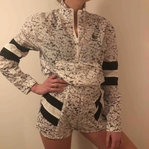  - Snyggt set med shorts och vindjacka med retrokänsla i prassligt tyg. 