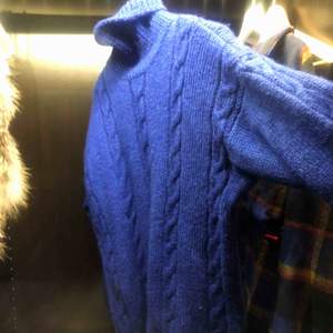 Säljer nu min Suuuper snygg blå stickad tröja!! Den har den ideala oversized passformen och mjukt kvalite. Den går över rumpan på mig som är 167! 🌟🌟 💕