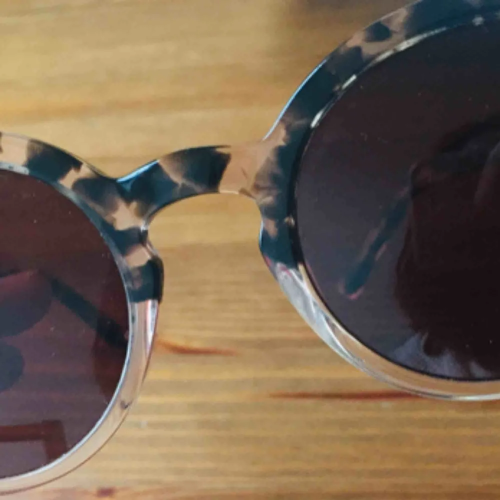Komono sunglases used few times but in perfect shape. Limited edition: the lulu 4822 145. Accessoarer.
