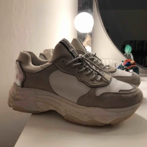 Snygga skor från bronx! - Snygga skor från Bronx i rätt bra skick. Nypris 1345kr. Mitt pris är prutbart.